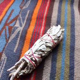 4. Zapalte šalvěj. Vonné svazky šalvěje bílé pomohou vypudit negativní energii. Scher doporučuje se zapáleným svazkem chodit kolem domu a otáčet ho proti směru hodinových ručiček. Že nejste na tyto „čarodějné“ praktiky? Pokračujte dále.